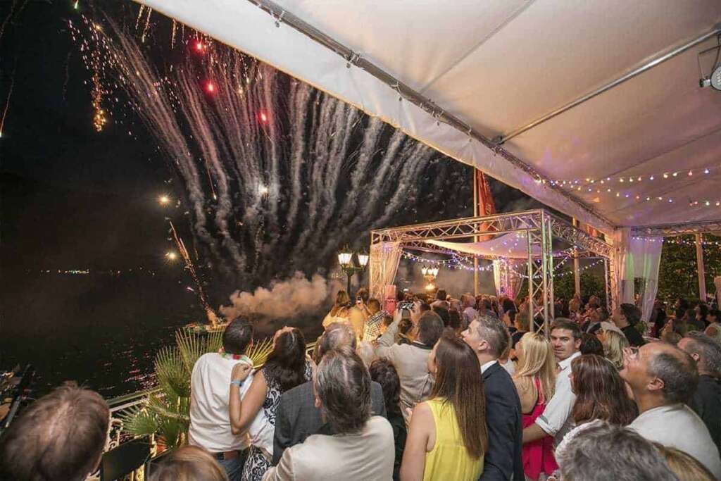 Feuerwerk über einer Festgesellschaft unter einem Zeltdach