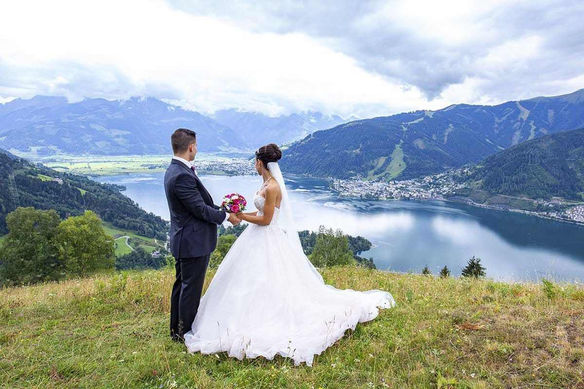 Brautpaar auf einer Bergwiese über dem Zeller See