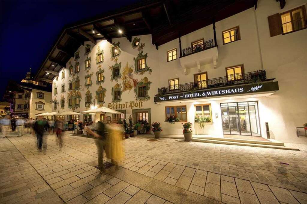 Beleuchtetes historisches Hotel an einem Platz bei Nacht